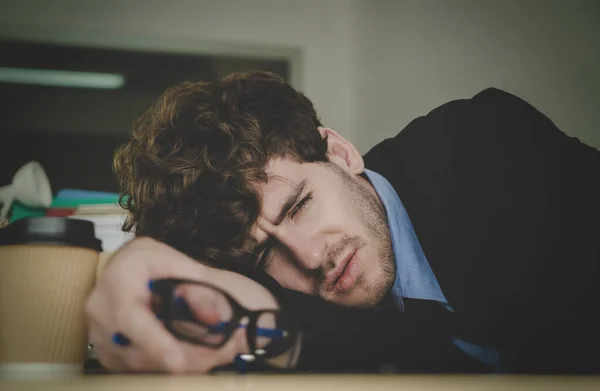 Homem Negócios Desesperado Descansando Mesa Escritório Com Emoção Frustativa Rosto — Fotografia de Stock