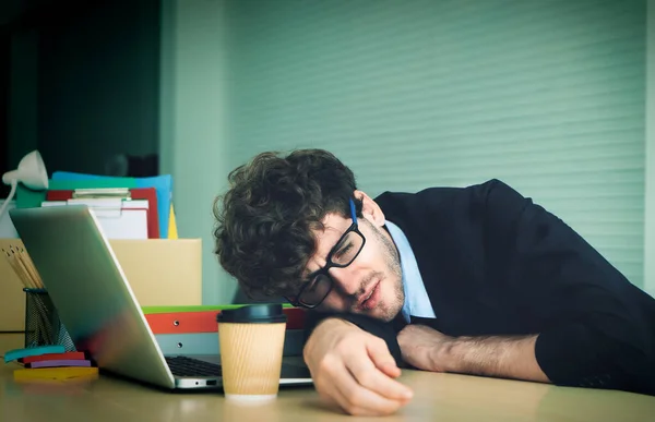 Hombre Negocios Cansado Tomando Una Siesta Escritorio Trabajo Oficina Con —  Fotos de Stock