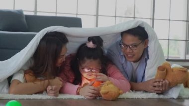 Aile, Otizm. Kız, eğlence ve bağlanma zamanı konsepti için battaniye altında birlikte oynuyor..