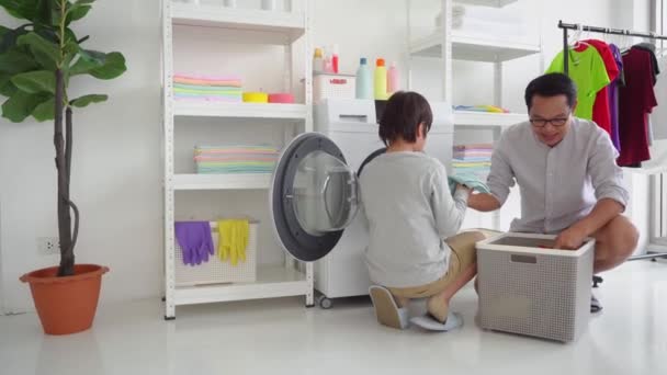 Ασιάτης Πατέρας Βοηθά Γιο Του Κάνει Μπουγάδα Ένα Πλυντήριο Ένα — Αρχείο Βίντεο