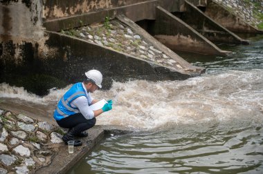 Su kaynağı memuru, ekosistemin korunması için kamu su kaynaklarında kirletici maddeleri kontrol ediyor.