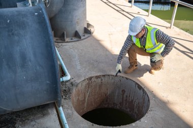 Endüstriyel şantiyede Açık Kanalizasyon Denetleme Mühendisi