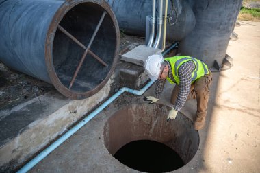 Endüstriyel şantiyede Açık Kanalizasyon Denetleme Mühendisi