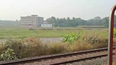 Blue Sky ve Grasslands ile Şehir İçinden Demiryolu Geçidi