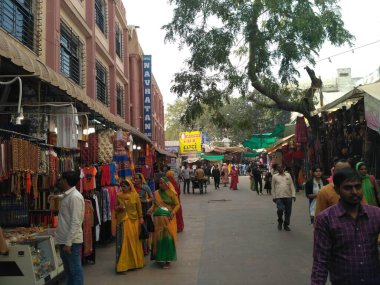 Pushkar-Rajasthan-India-08 Aralık 2019: Pushkar şehrinin caddesinde geleneksel elbise mağazaları var