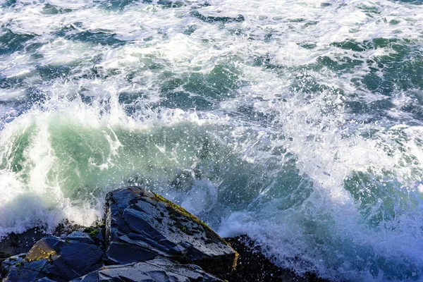 Ondas batendo nas rochas — Fotografia de Stock