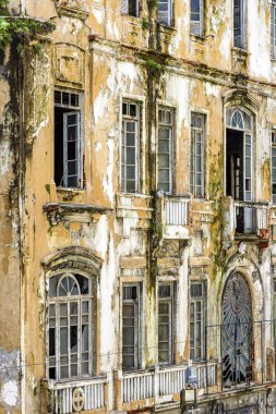 Eski ve tarihi terk edilmiş binada