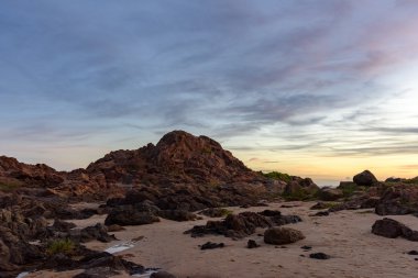 Taşlar arasında günbatımı gökyüzü