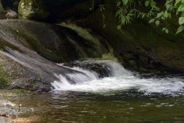 kayaları çalıştıran Nehri