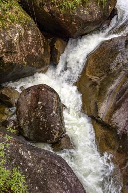 kayaları çalıştıran Nehri
