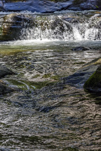 Rivier loopt door de rotsen — Stockfoto