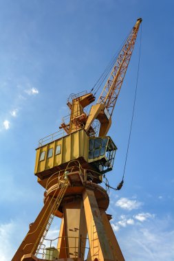 Gün batımında eski vinç