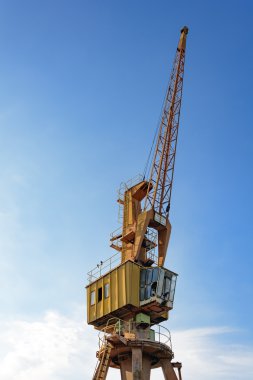 Gün batımında eski vinç