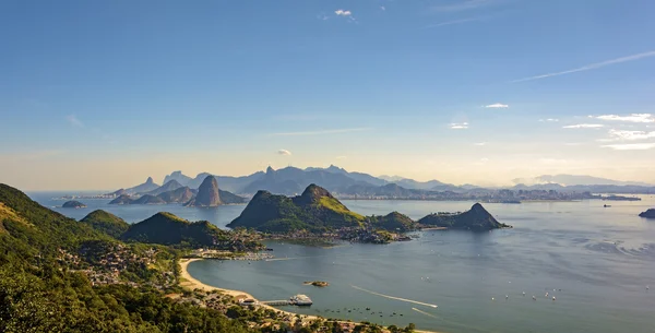 Uitzicht op de baai van Guanabara en heuvels — Stockfoto