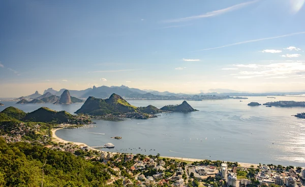 Uitzicht op de baai van Guanabara en heuvels — Stockfoto