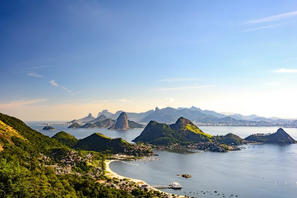 Uitzicht op de baai van Guanabara en heuvels — Stockfoto