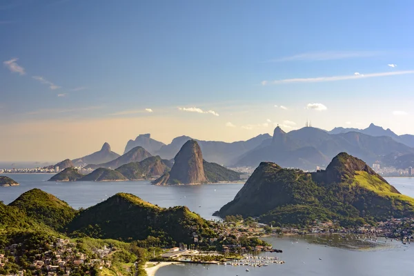 Guanabara Körfezi ve tepelerin görünümünü