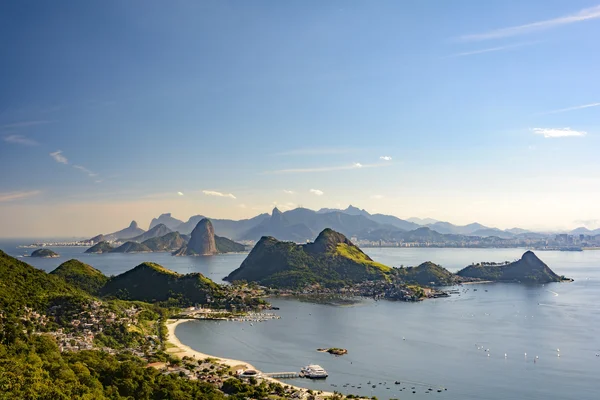 Uitzicht op de baai van Guanabara en heuvels — Stockfoto