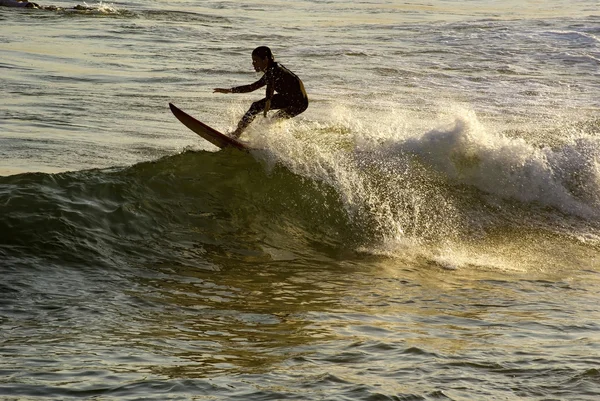 Jongen surfen op Arpoador beach — Stockfoto