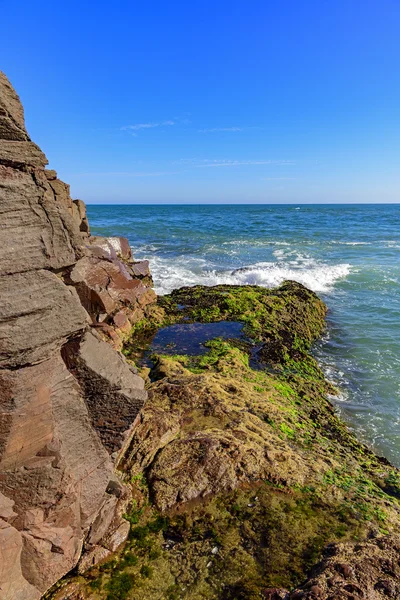 Formazione rocciosa che avanza sul mare — Foto Stock