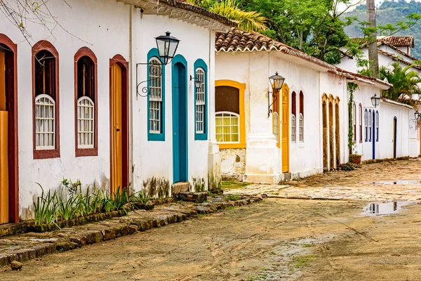 Rio de Janeiro eyaletinin güney kıyısındaki tarihi Paraty şehrindeki koloni mimarisi ve kaldırım taşı caddelerindeki eski evler