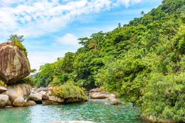 Rio de Janeiro eyaletinin güney kıyısındaki Trindade 'de kayalar ve korunmuş tropikal ormanlar arasındaki tuzlu su gölü.
