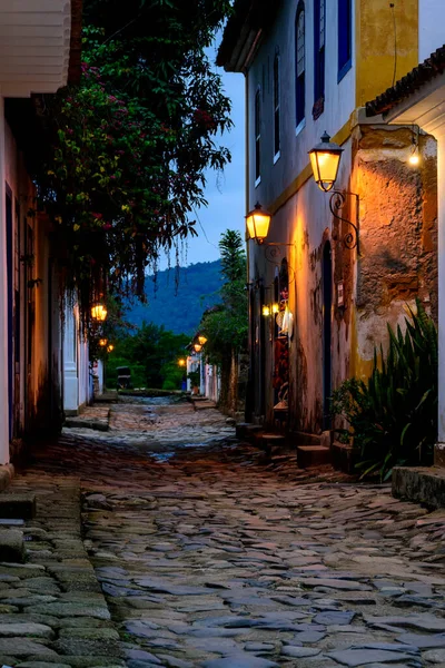 旧植民地時代の様式の家 石畳の通りに反射する街の光と色でパラティの街の夕暮れの景色 — ストック写真