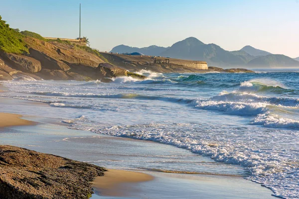 Devil Beach Ipanema Rio Janeiro Dezertált Hajnalban Hegyek Háttérben — Stock Fotó