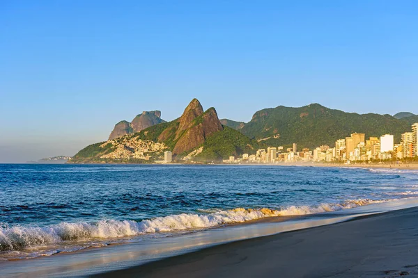 Рассвет Пляже Ипанема Рио Жанейро Пуст Своими Зданиями Горами Вокруг — стоковое фото