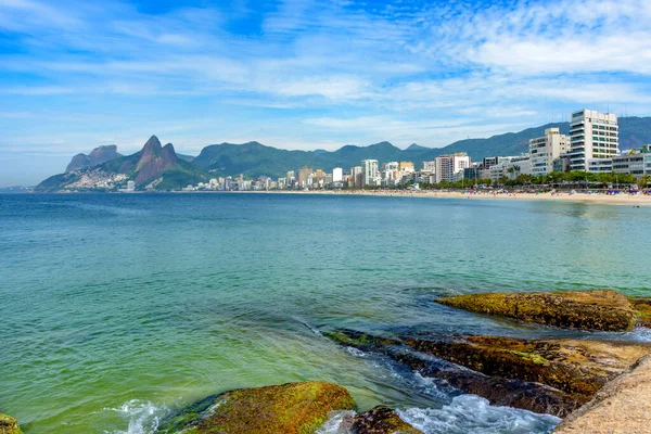 Playa Ipanema Río Janeiro Todavía Vacía Con Sus Edificios Montañas — Foto de Stock