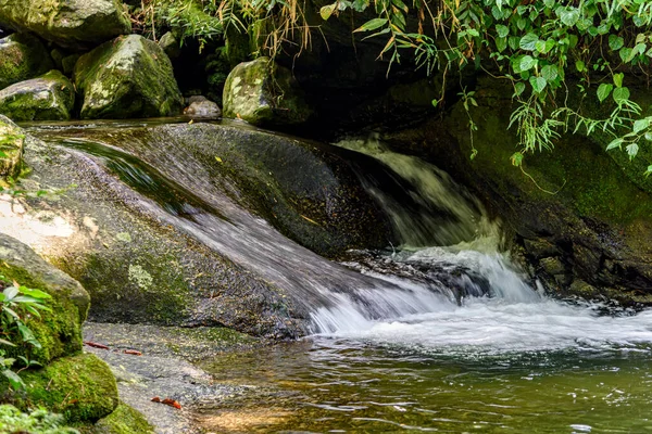 Kleine Waterval Tussen Vegetatie Van Het Tropische Woud Zijn Natuurlijke — Stockfoto
