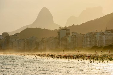 Rio de Janeiro 'da Covid yazı boyunca Copacabana sahilinde öğleden sonra