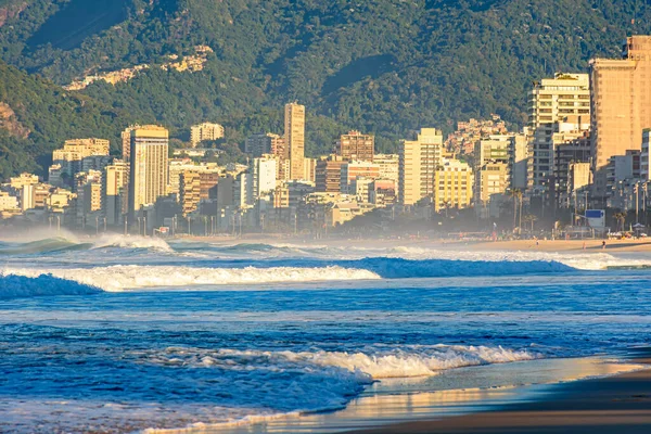 Rio Janeiro Daki Ipanema Sahilinde Gün Doğumu Deniz Orman Dalgalar — Stok fotoğraf