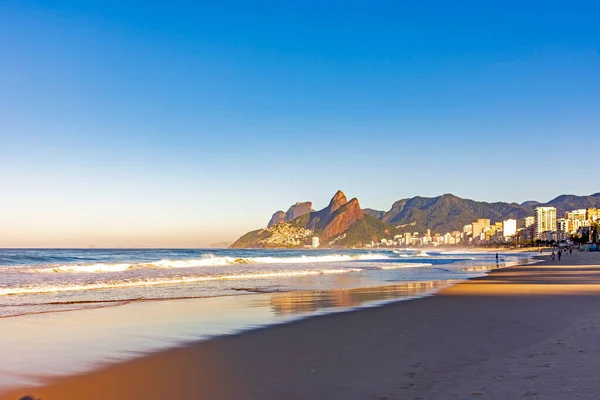 Soluppgång Stranden Ipanema Rio Janeiro Med Hav Och Berg — Stockfoto