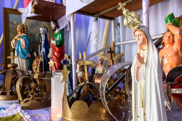 カトリック教にも複数の聖人がいるウンバンダ祭壇 — ストック写真
