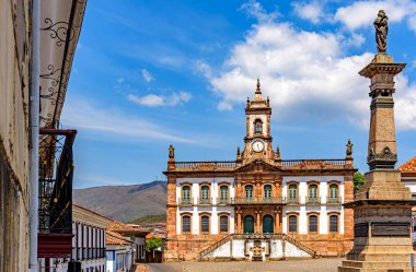 18. yüzyıl Barok ve sömürge mimarisi tarihi binaları ve anıtlarıyla antik Ouro Preto merkez meydanı