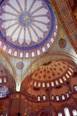 Türkiye 'nin İstanbul kentindeki ünlü Mavi Cami' nin tavanı ve içi antik ve renkli mozaikleriyle dolu.