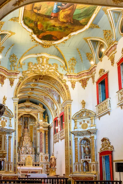 18世紀に作られたサン ペドロ クレリゴス教会は バヒアのサルバドールのペルーリーニョ地区で金で塗装された新古典主義様式のインテリアで作られました — ストック写真