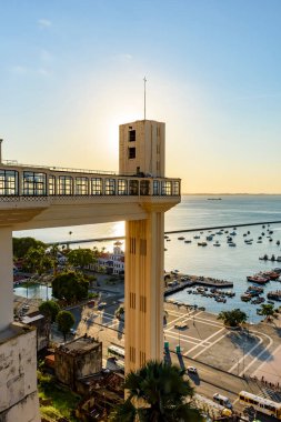 All Saints körfezi, Lacerda asansörü ve gün batımında Bahia, Salvador 'da tekneleriyle liman iskelesi manzarası.