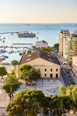 Öğleden sonra Bahia, Salvador 'daki ünlü pazar modeli All Saints körfezi ve limanının üst görüntüsü.