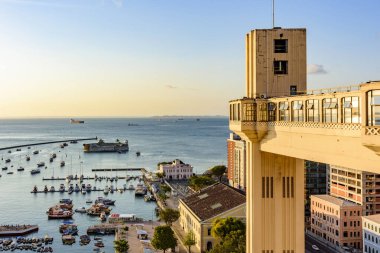 Bahia 'nın ünlü Salvador kentindeki All Saints ve Lacerda Körfezi asansörünün manzarası.