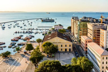 Bahia 'nın Salvador şehrindeki ünlü pazar modeli All Saints körfezi ve limanının en iyi manzarası.