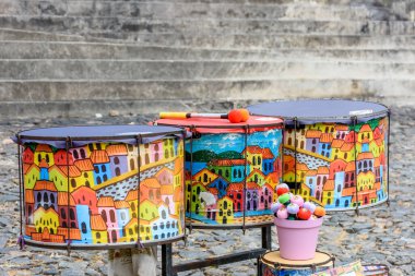 Pelourinho, Salvador, Bahia sokaklarında boyanmış etnik ve renkli davul seti.