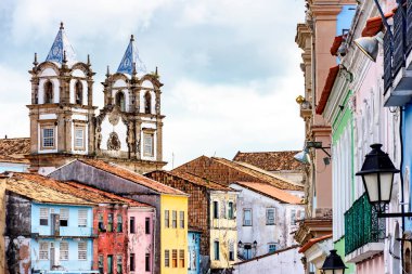 Pelourinho 'nun renkli tarihi bölgesinde arka planda katedral kulesi var. Salvador, Bahia, Brezilya 'nın tarihi merkezi. 