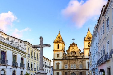 Salvador, Bahia 'daki tarihi Pelourinho bölgesinde çarmıha gerilmiş sömürge ve barok tarzı eski evler ve kiliseler.