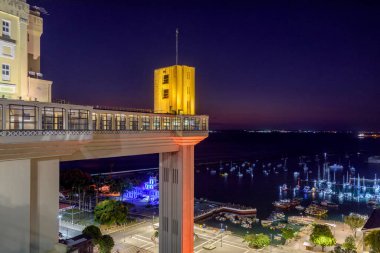 Bahia 'daki Salvador şehrinde gece aydınlanan ünlü Lacerda asansörünün cephesi.