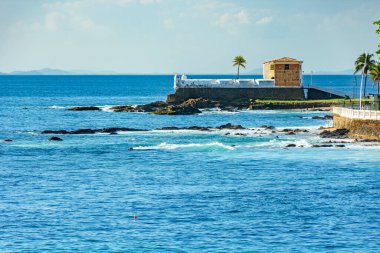 Brezilya 'nın kuzeydoğu kıyısındaki tarihi Salvador şehrindeki Todos os Santos Körfezi' nin antik savunma kalesi.