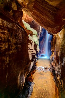Minas Gerais eyaletindeki Ouro Preto 'da bir mağarada şelale..