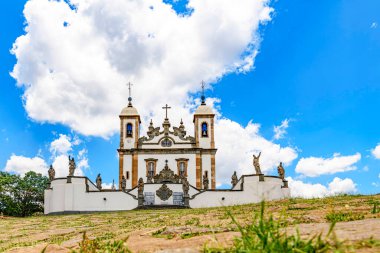 Bom Jesus de Matosinhos 'un tarihi mabedine ve Aleijadinho' nun Minas Gerais 'deki Kongonhas şehrindeki on iki peygamberin heykellerine bakınız.