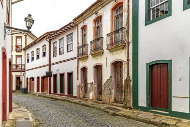 Ouro Preto 'nun tarihi şehrinin sömürge evleri arasında geziniyor.